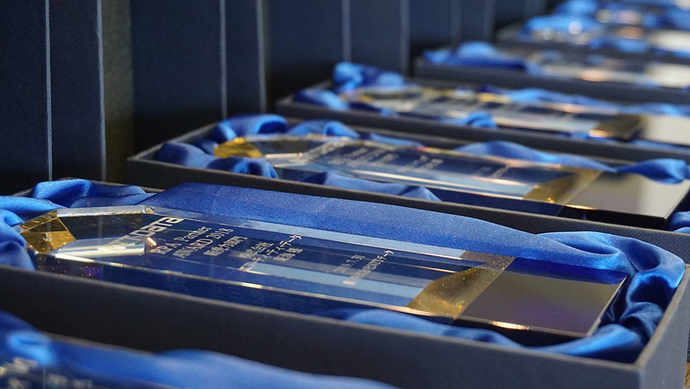 NTT DATA RPA Partner AWARD 2019受賞トロフィー写真